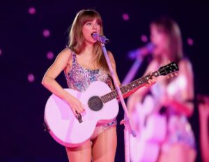 Taylor Swift Instagram - I miss you like it was the very first night. Good thing we’re about to go onstage and do the whole thing again tonight. See you 🔜 Glendale, Erazona☺️

📷: @johnshearer, @kevinmazur, @kevincwinter, 
@gettyimages