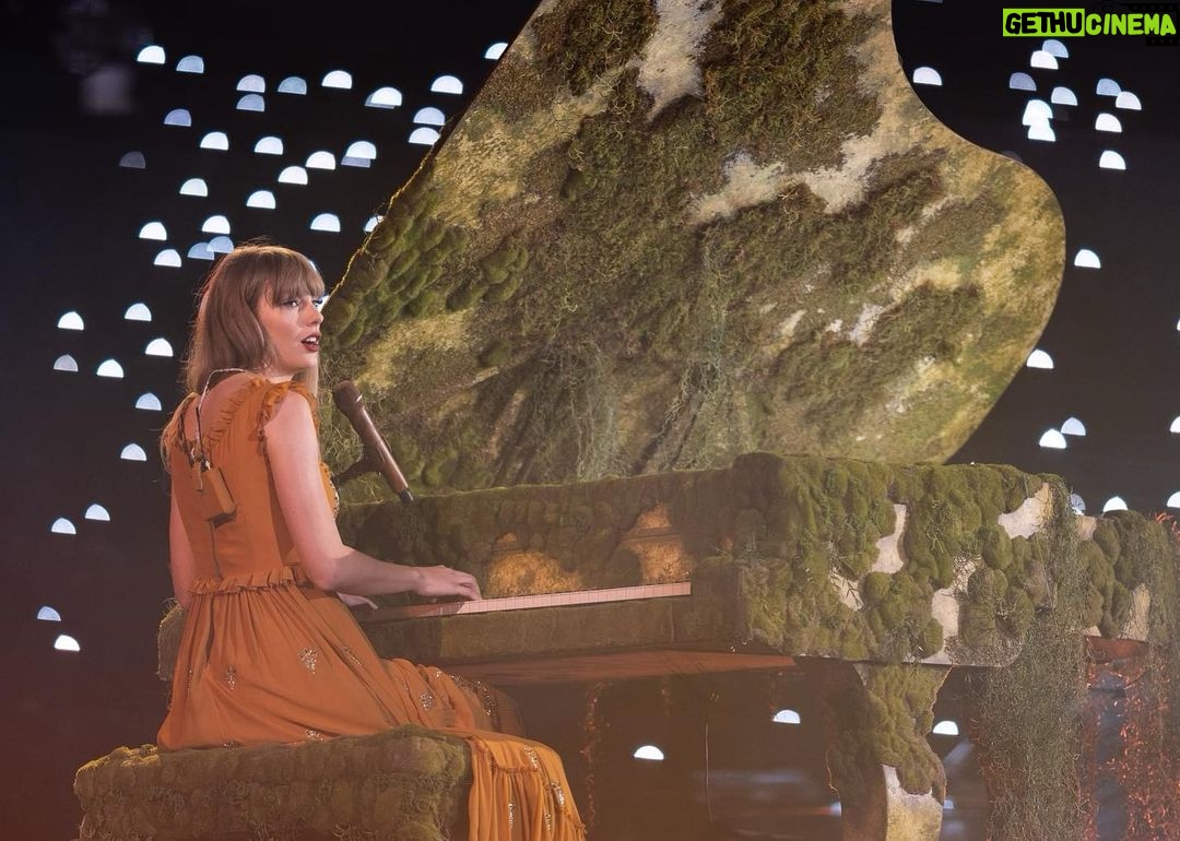 Taylor Swift Instagram - WOW Atlanta just… wow. The band, dancers, and I can’t stop talking about how insanely magical it was playing for you guys the past 3 nights. You were always bouncing, dancing, screaming every lyric. And you created so many breathtaking moments for us, you know what I mean. Looove yooouuu. Hey Nashville you’re NEXT 💜 📷: @photorushin / @gettyimages
