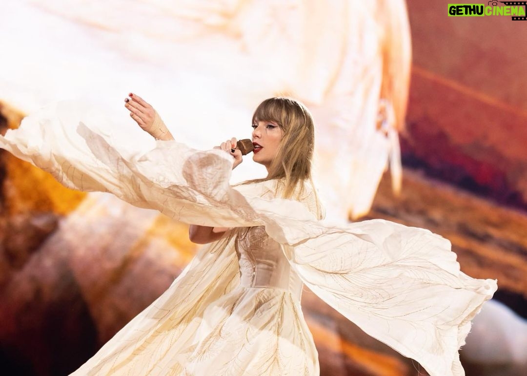 Taylor Swift Instagram - WOW Atlanta just… wow. The band, dancers, and I can’t stop talking about how insanely magical it was playing for you guys the past 3 nights. You were always bouncing, dancing, screaming every lyric. And you created so many breathtaking moments for us, you know what I mean. Looove yooouuu. Hey Nashville you’re NEXT 💜 📷: @photorushin / @gettyimages