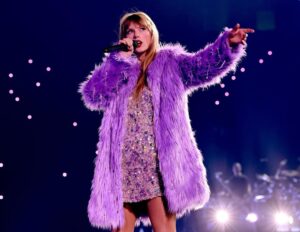 Taylor Swift Instagram - I miss you like it was the very first night. Good thing we’re about to go onstage and do the whole thing again tonight. See you 🔜 Glendale, Erazona☺️

📷: @johnshearer, @kevinmazur, @kevincwinter, 
@gettyimages