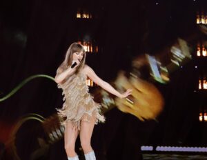 Taylor Swift Instagram - I miss you like it was the very first night. Good thing we’re about to go onstage and do the whole thing again tonight. See you 🔜 Glendale, Erazona☺️

📷: @johnshearer, @kevinmazur, @kevincwinter, 
@gettyimages