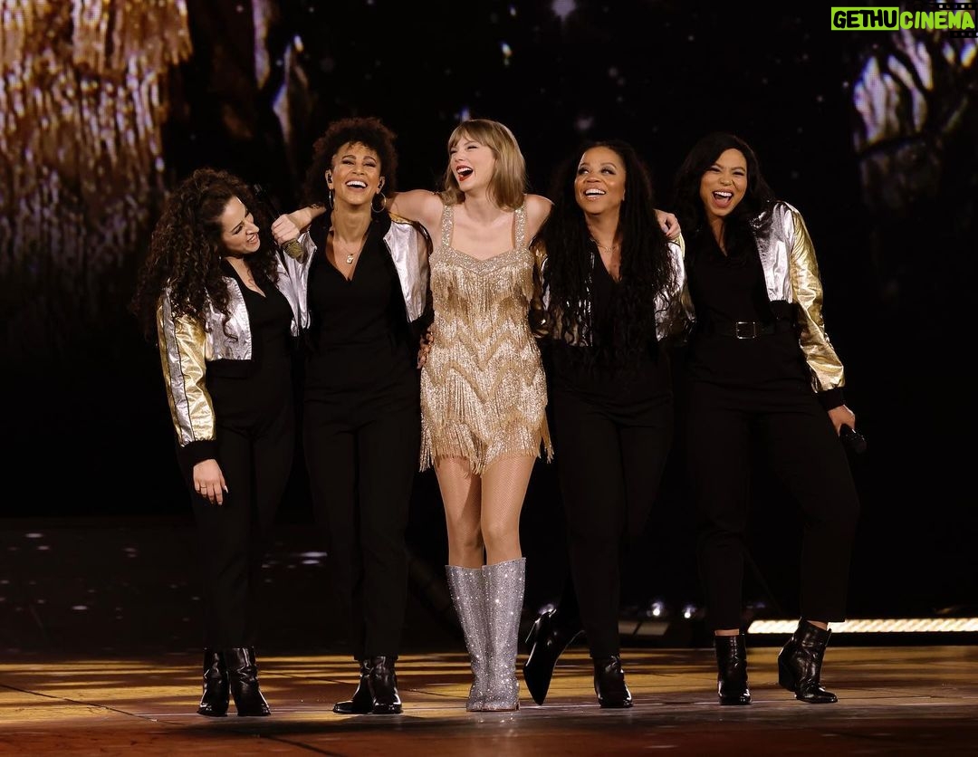 Taylor Swift - 8.5 Million Likes - I miss you like it was the very first night. Good thing we’re about to go onstage and do the whole thing again tonight. See you 🔜 Glendale, Erazona☺️
📷: @johnshearer, @kevinmazur, @kevincwinter,
@gettyimages