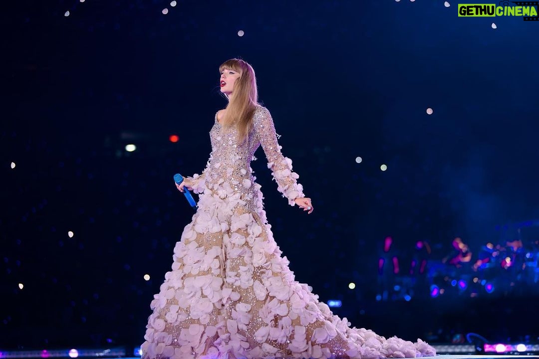 Taylor Swift Instagram - Yeahhhh so the last three nights were a dreamscape and totally overwhelming. I love every single one of you who came to those 3 shows in Jersey, all 217,625 of you.๐ย @phoebebridgers, Iโll miss you out here my dude, thanks for the duets and the dressing room heart to hearts ๐. I was so excited to welcome @owennmusic to the Eras Tour! And @icespice i love youuuu and Iโm still buzzing from getting to sing with you all three nights! This tour has become my entire personality. See you soon Chicago! ๐ท: @mattswen