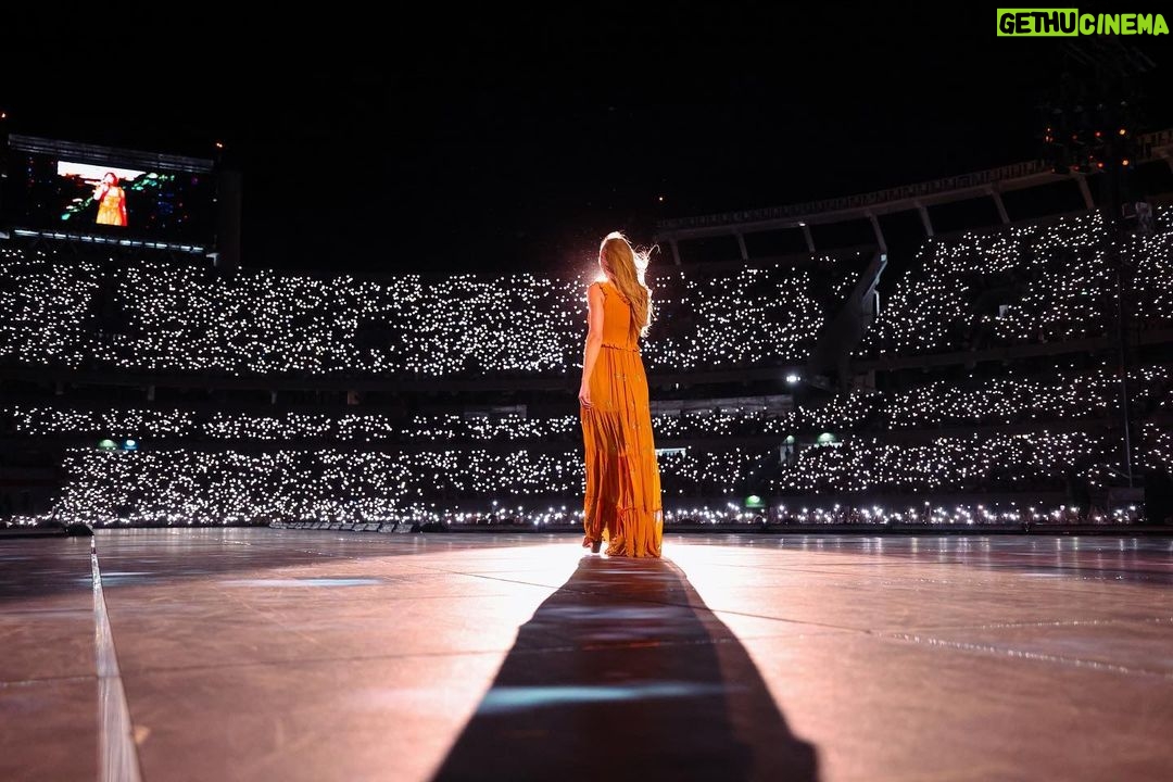 Taylor Swift Instagram - Andddd we’re back at it! Starting off the South American leg of The Eras Tour in Argentina = best decision possible. I can’t even express my gratitude to the Buenos Aires crowds. I’d never been to Argentina before and they gave us the most electric, magical memories. Thanks to the amazing fans whose show was postponed Friday for coming back Sunday and blowing us away with your passion and excitement. See you next weekend, Rio!! 💋🩵🔜 📷: @marceloendelli / @gettyimages
