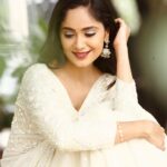 Tejaswini Gowda Instagram – 🤍

Styling: @harinireddym 
Outfit: @nsdesignerstudios 
Earrings: @jewelplanethyd 
PC: @yadala.ashok