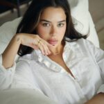 Tessa Brooks Instagram - Early mornings in my diamonds 💎 #naturaldiamonds #naturallygifted #adiamondisforeverpartner @debeersgroup @almasikafinejewellery