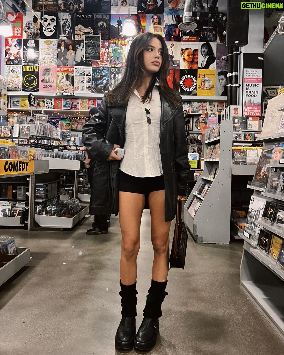 Tessa Brooks Instagram - girl put your records onnnnn 🎶