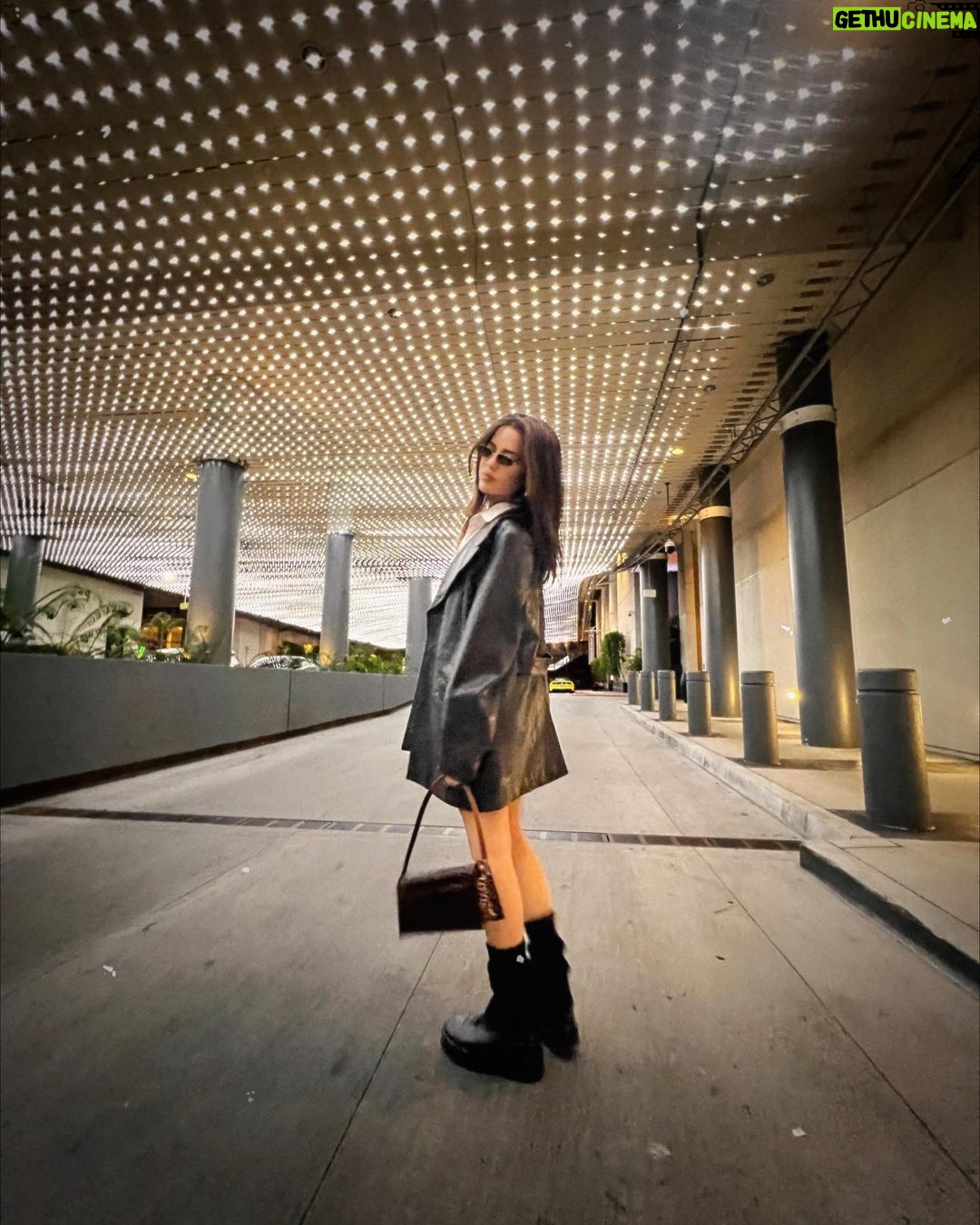Tessa Brooks Instagram - girl put your records onnnnn 🎶