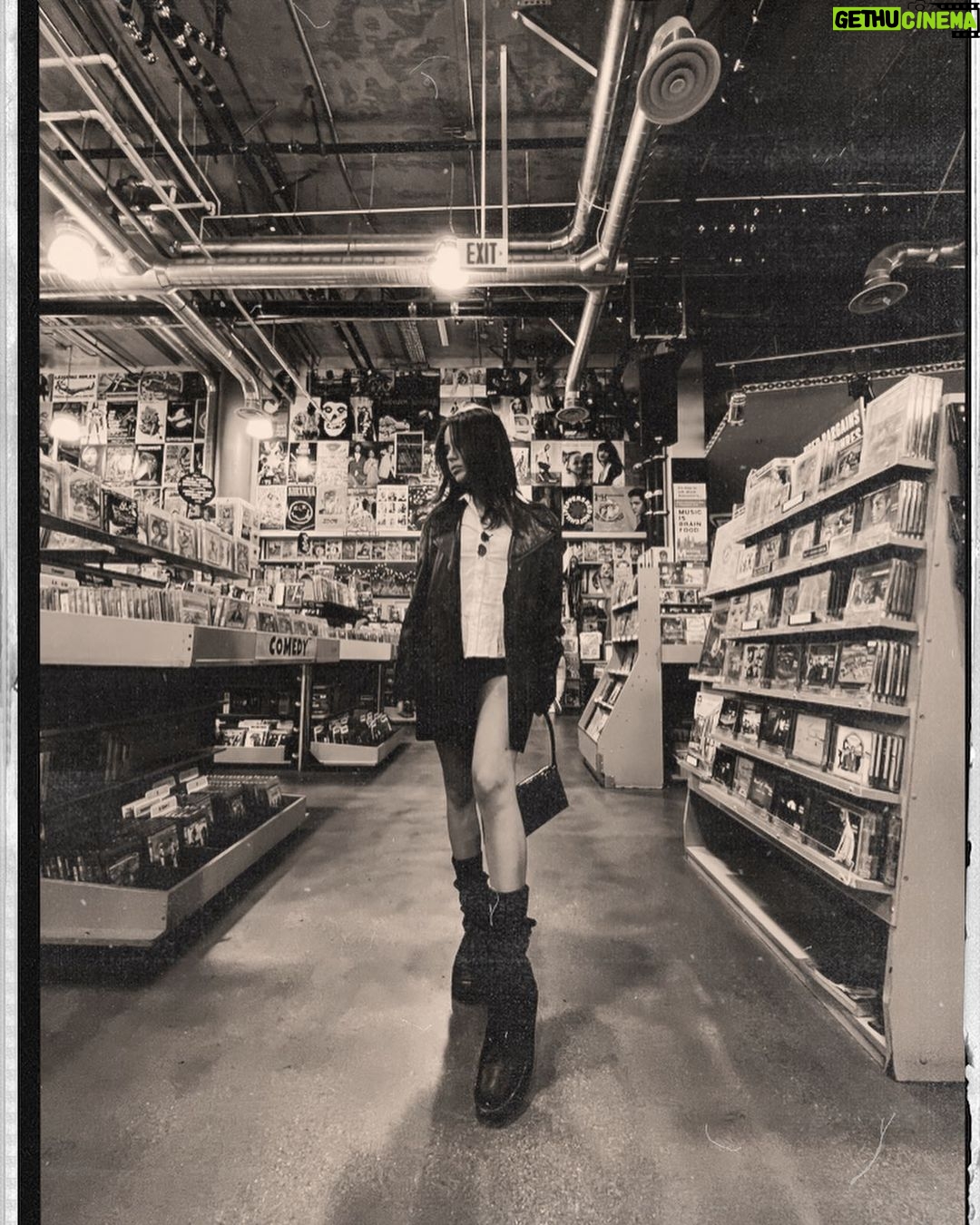 Tessa Brooks Instagram - girl put your records onnnnn 🎶