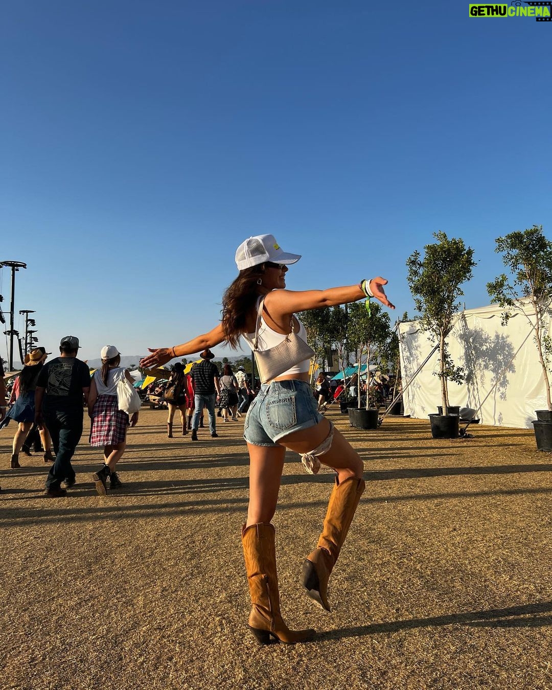 Tessa Brooks Instagram - ain’t it funny how life changes 🤠🎶 Stagecoach Festival