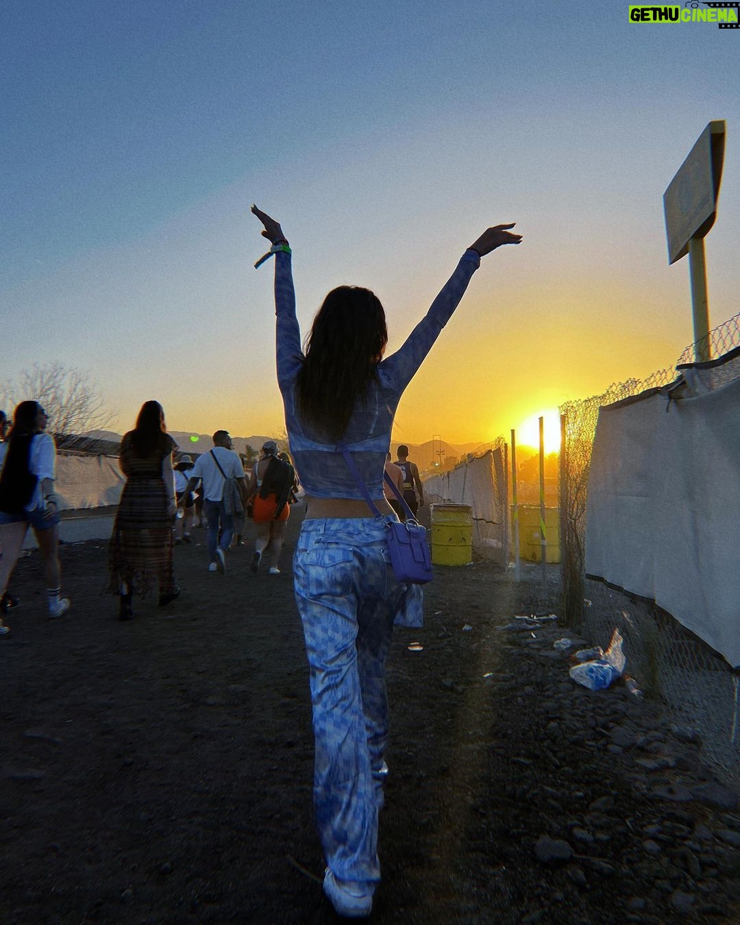 Tessa Brooks Instagram - Boy oh boy did I get my steps in this weekend πββοΈ 1st Coachella was a success with @guessoriginals @drinkhappyhour π€ now itβs time to fix my sleep schedule lmao Palm Springs Californina