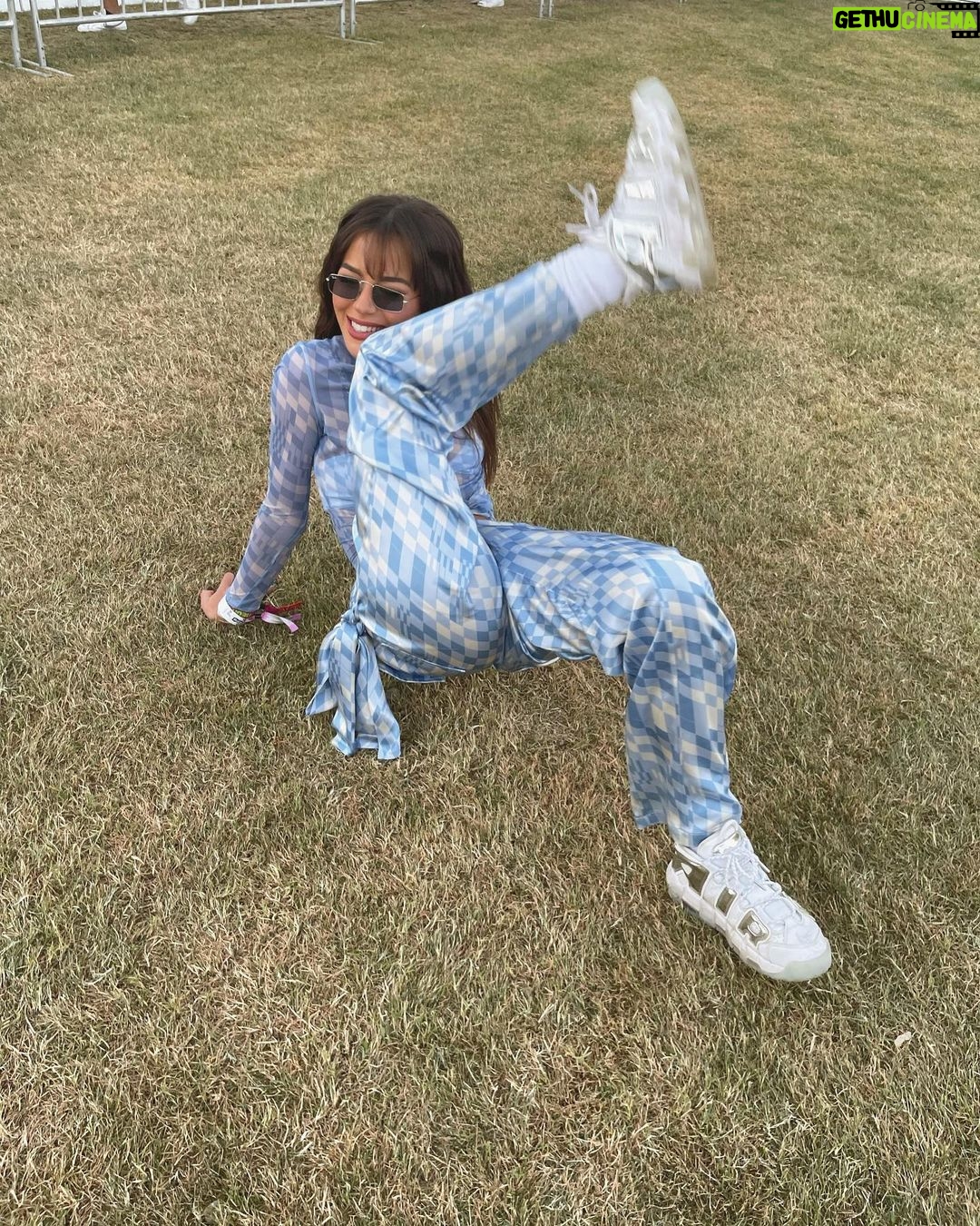 Tessa Brooks Instagram - Boy oh boy did I get my steps in this weekend πββοΈ 1st Coachella was a success with @guessoriginals @drinkhappyhour π€ now itβs time to fix my sleep schedule lmao Palm Springs Californina