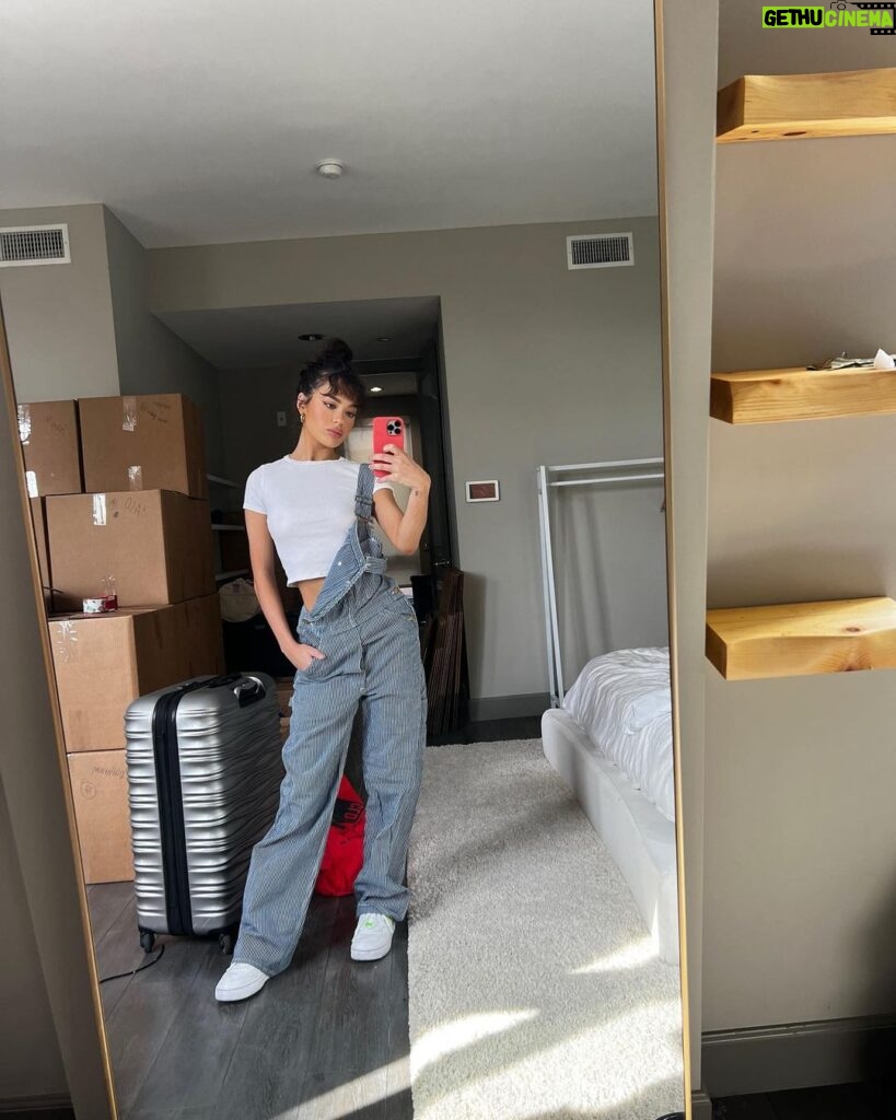 Tessa Brooks Instagram - finally feeling settled in my new place ☕️ shout out to da boyzzzz in slide two @roadwaymoving for making this such an easy move (Ps if ur moving use coupon code Tessa10) oh and I turned 23 🎉 shout out to my mom for the shirt