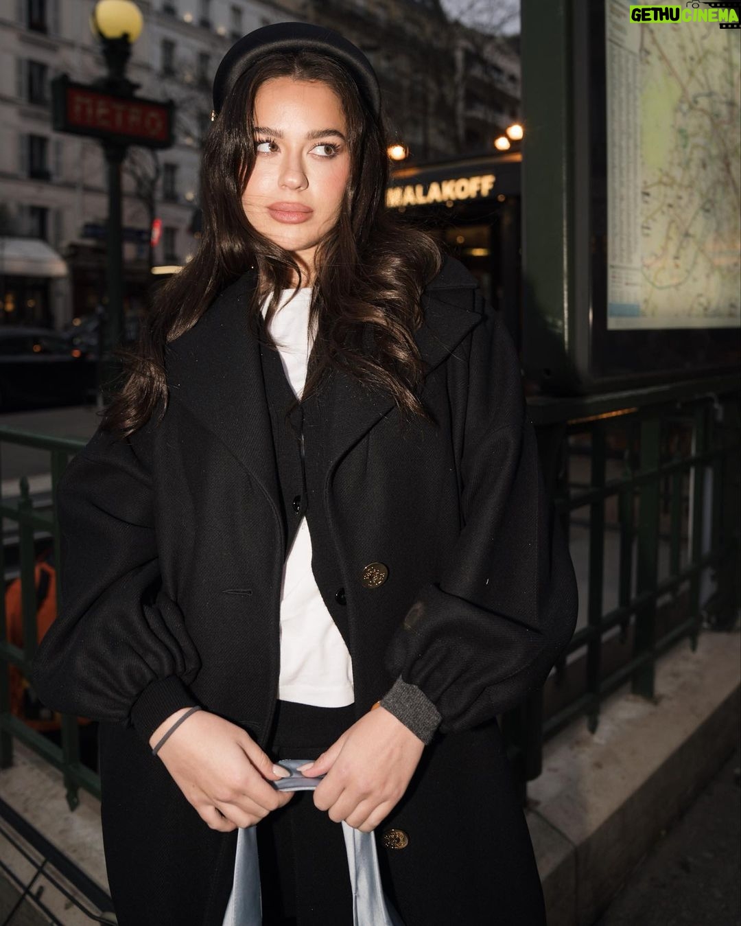 Tessa Brooks Instagram - Felt like Blair Waldorf in this headband @patou ❤️ 📸: @annamuradas Paris, France