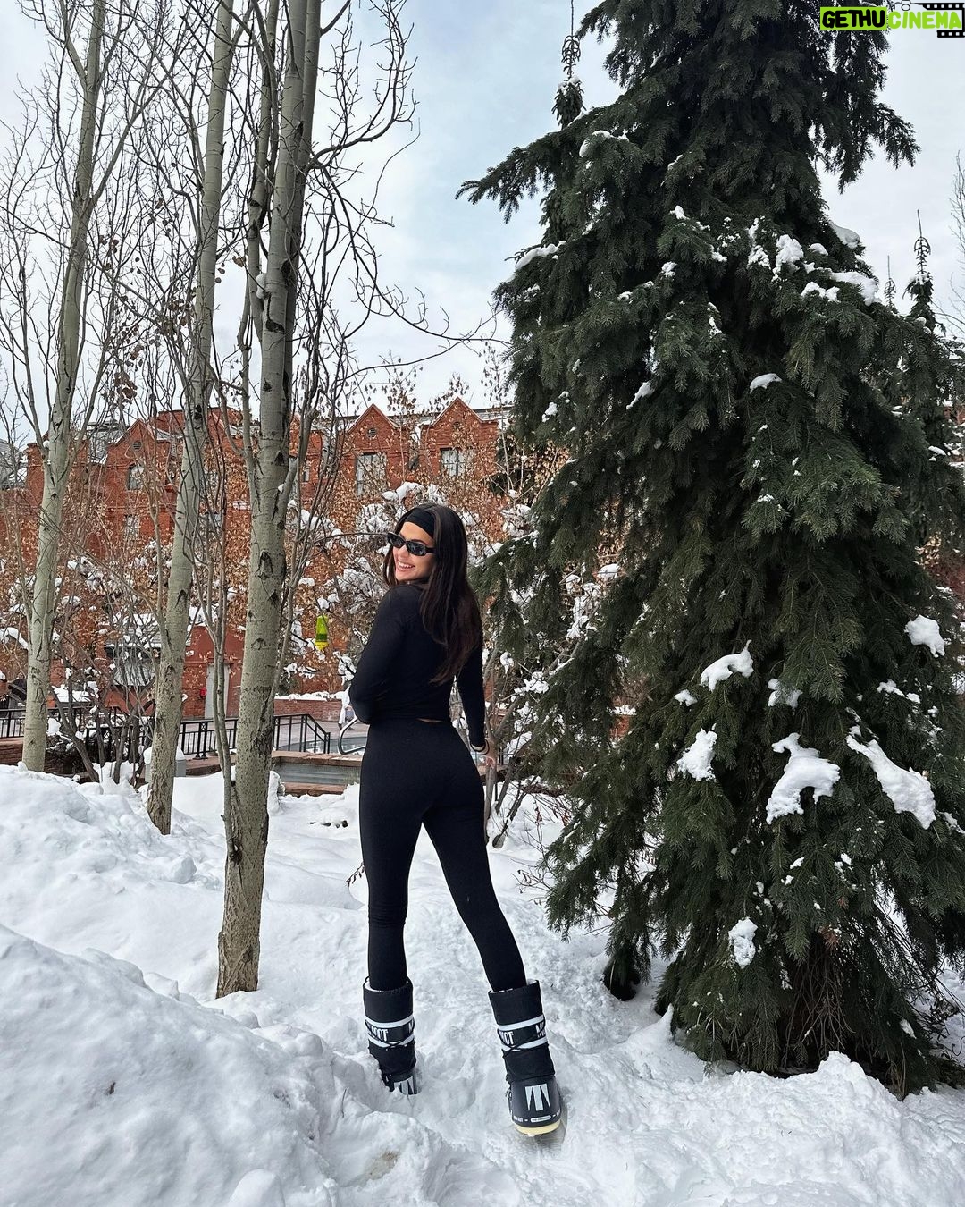 Tessa Brooks Instagram - Aspen day 1 ☃️ @alo Aspen, Colorado