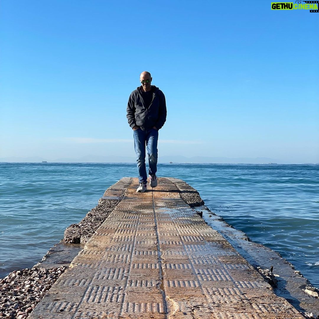 Thanasis Alevras - 2.7K Likes - Δεν είναι κάποιες μέρες που νιώθεις οτι μπόρεις να κάνεις τα πάντα;;
Αυτή η λιακάδα στο μυαλό!