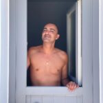 Thanasis Alevras Instagram - Κάποιος την πόρτα μου χτυπά και ποιός να είναι τάχα; Είναι ο Σεπτέμβρης που θαρρείς νωρίς έρχεται πάντα. Κυρ Σεπτέμβρη μου να ρίξω κάτι πάνω μου γιατί ξέμεινα στον Αύγουστο κι έρχομαι να σε καλοδεχτώ. Καλό μήνα σε όλους..και καλές αρχές! #september #firstseptember #felllikesummer