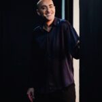 Thanasis Alevras Instagram - Μετά από 25 χρόνια στο Θέατρο, είναι η πρώτη φορά που Βγαίνω απ το Καμαρίνι για παράσταση με χαρά.( μεγάλη κουβέντα) Πάντα την έβρισκα κατά την διάρκεια αλλά φέτος με το 40+ βγαίνω ανυπομονώ 2 ώρες πριν. Είναι η ιστορία μας παιδάκια του 80💪 #40καιβγαίνω ✨