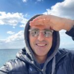 Thanasis Alevras Instagram - Somewhere,beyond the sea Somewhere , waiting for me My lover stands on golden sands and watches the ships that go sailin’ Με Bobby Darin attitude Σας εύχομαι καλό Σαββατοκύριακο. Όλες οι Αδικίες θα Δικαιωθούν όταν εμείς θα είμαστε Άξιοι Αυτών. Των Δικαίων! ✨ #dreamer @marios_giannakou you know ❤️