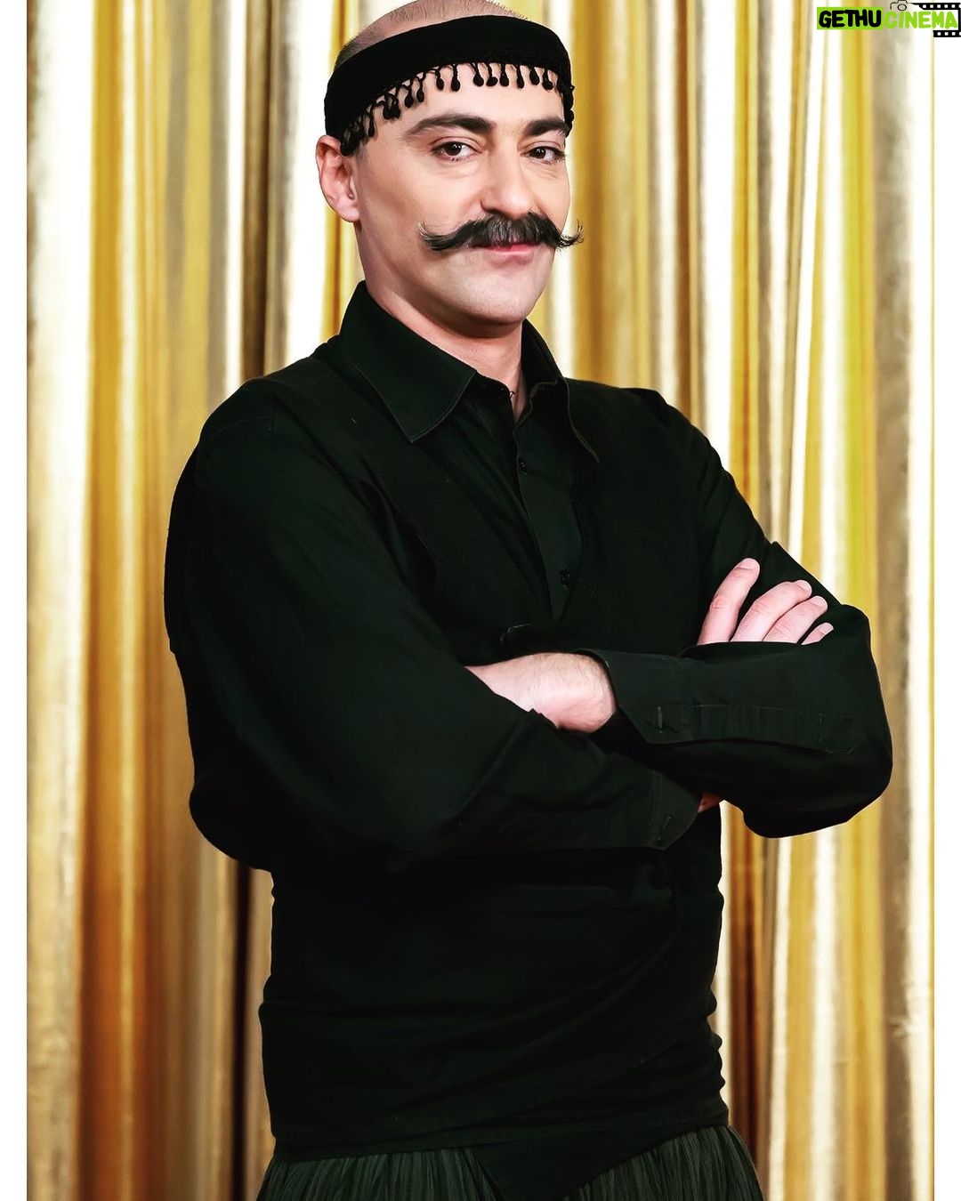 Thanasis Alevras - 1.9K Likes - Κάθε πρωί δεν το ξεχνώ
πού ’ ρχεται η νέα μέρα
στους φίλους μου να ευχηθώ
όμορφη καλημέρα.
Την καλημέρα να την λες
ποτέ κακό δεν κάνει
μπορεί να δώσει απλή χαρά
μπορεί πληγές να γιάνει.
Καλημέρα σύντεκνοι και το βράδι τα λέμε στα Νούμερα με Κρητικό αέρα.
#τανουμερα
@ertofficial_
📸 @dimitris__makris