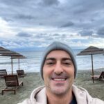 Thanasis Alevras Instagram - Ξύπνησα με ευχές, τηλέφωνα και μηνύματα αγάπης!!!! Μ αυτή την φωτογραφία από την παραλία της Λεμεσού σας ευχαριστώ κι ανταποδίδω με αγάπη και λόγω της ημέρας αφιερώνω… Αντε μία είναι η ουσία, δεν υπάρχει Αθανασία….. Χρόνια πολλά και όμορφα Αθανάσιοι κι Αθανασίες😉
