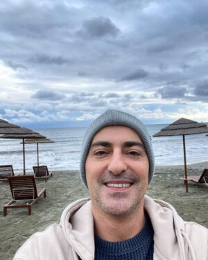 Thanasis Alevras Instagram - Ξύπνησα με ευχές, τηλέφωνα και  μηνύματα αγάπης!!!!
Μ αυτή την φωτογραφία από την παραλία της Λεμεσού σας ευχαριστώ κι ανταποδίδω με αγάπη και λόγω της ημέρας αφιερώνω…
Αντε μία είναι η ουσία, δεν υπάρχει Αθανασία…..
Χρόνια πολλά και όμορφα Αθανάσιοι κι Αθανασίες😉
