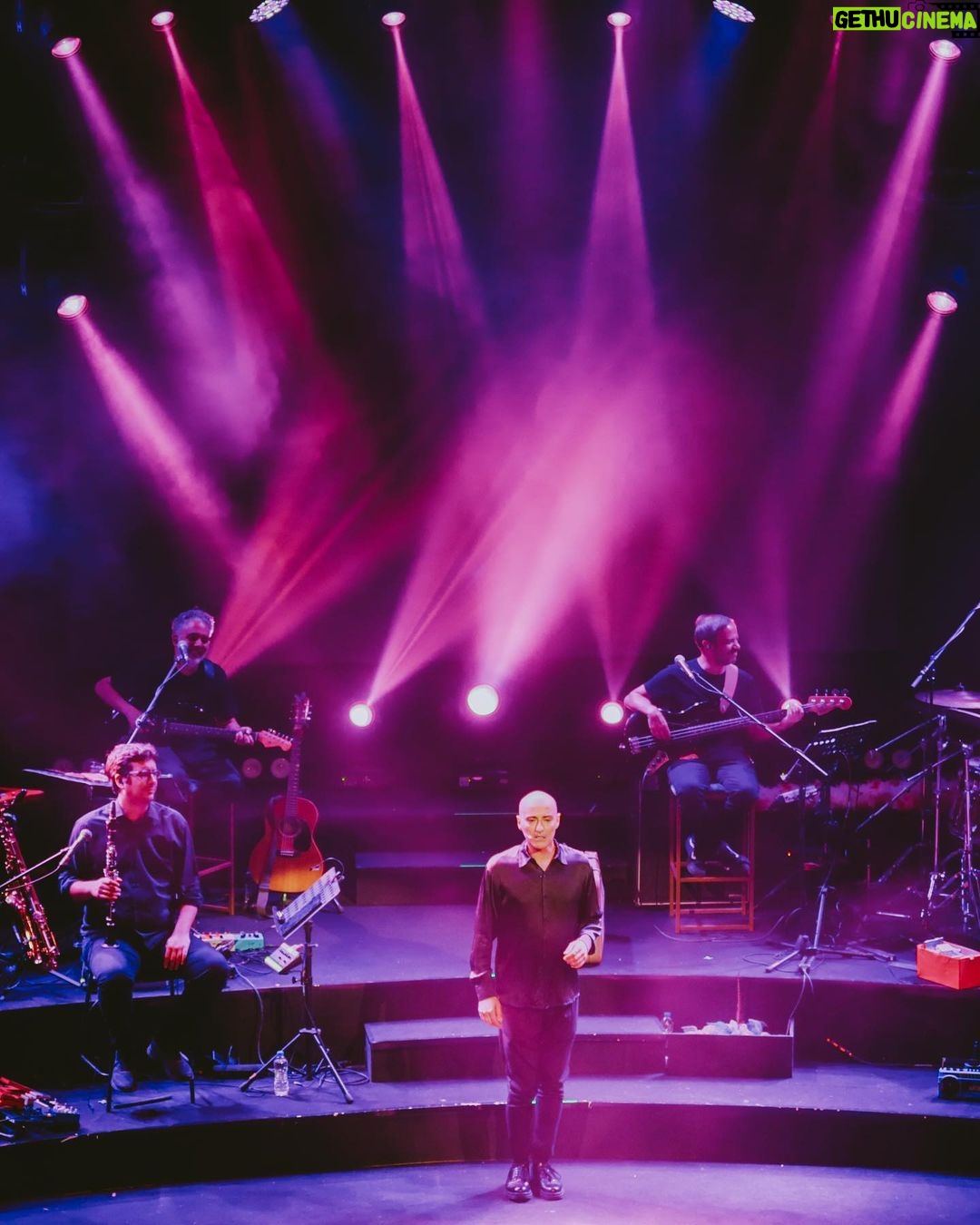 Thanasis Alevras Instagram - Την Δευτέρα ξανά βγήκαμε στο @voxlivestage και τραγουδήσαμε , θυμηθήκαμε, γελάσαμε , γιορτάσαμε! Πέρυσι δεν το χορτάσαμε κι είπαμε πως αυτό το πάρτι πρέπει να συνεχίσει. Ευχαριστώ @milonas_photography για τις στιγμές αυτές.📸 Ευχαριστώ και όλους εσάς που ήσασταν εκεί μαζί μας και φέτος στην γιορτή μας. Ήταν φανταστικά. 2ος χρόνος 40 και ξανά βγαίνω ✨ @idrakayne @jerome_kaluta #40καιβγαίνω