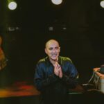 Thanasis Alevras Instagram - Την Δευτέρα ξανά βγήκαμε στο @voxlivestage και τραγουδήσαμε , θυμηθήκαμε, γελάσαμε , γιορτάσαμε! Πέρυσι δεν το χορτάσαμε κι είπαμε πως αυτό το πάρτι πρέπει να συνεχίσει. Ευχαριστώ @milonas_photography για τις στιγμές αυτές.📸 Ευχαριστώ και όλους εσάς που ήσασταν εκεί μαζί μας και φέτος στην γιορτή μας. Ήταν φανταστικά. 2ος χρόνος 40 και ξανά βγαίνω ✨ @idrakayne @jerome_kaluta #40καιβγαίνω