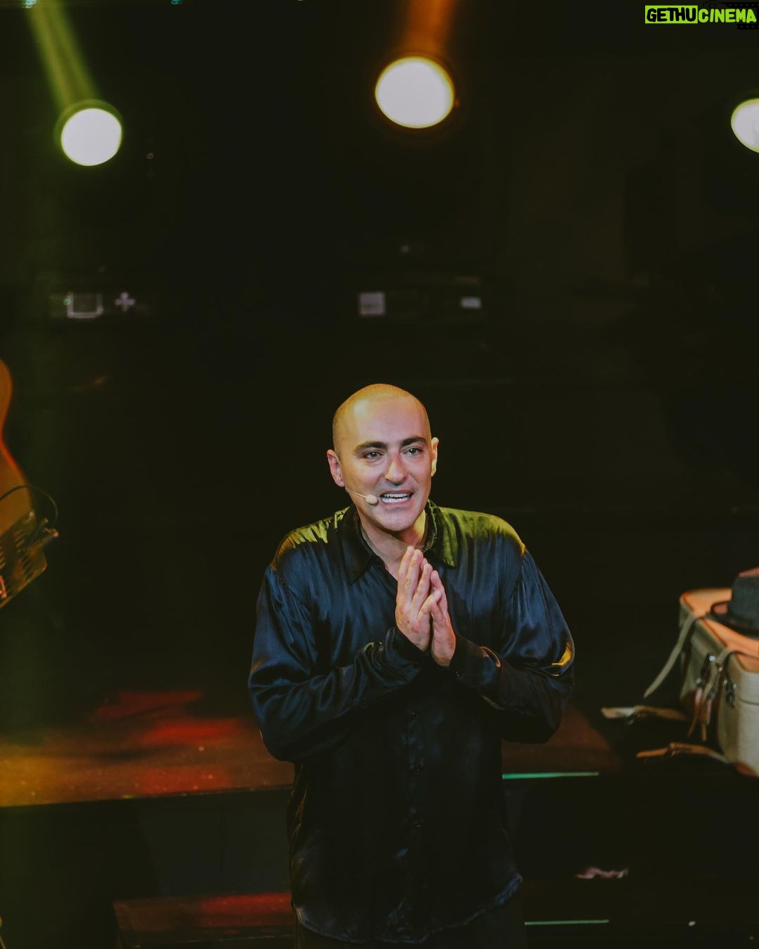 Thanasis Alevras Instagram - Την Δευτέρα ξανά βγήκαμε στο @voxlivestage και τραγουδήσαμε , θυμηθήκαμε, γελάσαμε , γιορτάσαμε! Πέρυσι δεν το χορτάσαμε κι είπαμε πως αυτό το πάρτι πρέπει να συνεχίσει. Ευχαριστώ @milonas_photography για τις στιγμές αυτές.📸 Ευχαριστώ και όλους εσάς που ήσασταν εκεί μαζί μας και φέτος στην γιορτή μας. Ήταν φανταστικά. 2ος χρόνος 40 και ξανά βγαίνω ✨ @idrakayne @jerome_kaluta #40καιβγαίνω