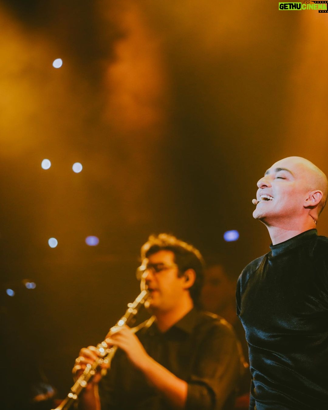 Thanasis Alevras Instagram - Την Δευτέρα ξανά βγήκαμε στο @voxlivestage και τραγουδήσαμε , θυμηθήκαμε, γελάσαμε , γιορτάσαμε! Πέρυσι δεν το χορτάσαμε κι είπαμε πως αυτό το πάρτι πρέπει να συνεχίσει. Ευχαριστώ @milonas_photography για τις στιγμές αυτές.📸 Ευχαριστώ και όλους εσάς που ήσασταν εκεί μαζί μας και φέτος στην γιορτή μας. Ήταν φανταστικά. 2ος χρόνος 40 και ξανά βγαίνω ✨ @idrakayne @jerome_kaluta #40καιβγαίνω