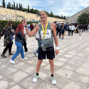 Thanasis Alevras Instagram - Νενικήκαμεν!! 🌿
Το μυαλό κυρίως κι αυτή είναι μια μεγάλη Νίκη.
Φέτος έτρεχα πρώτη φορά μόνος και μέσα σ αυτή την σιωπή παρατήρησα τις σκέψεις μου , τους ανθρώπους ,έναν Κύριο δρομέα που μάλλον έχει περάσει εγκεφαλικό και σχεδόν έσερνε την δεξιά του πλευρά και τερμάτισε… και όταν έστριψα στην Ηρώδου Αττικού κι έφτανα στο Στάδιο συγκινήθηκα για όλους τους μεγάλους αγώνες που δίνουμε οι Άνθρωποι  με την ψυχή μας!
Καλή αποκατάσταση σε όλους τους δρομείς και σθένος σε όλους για τον Αγώνα που δίνει ο καθ’ ένας.
 ✨
@marios_giannakou , soulmate ,φέτος έτρεχα για 2 και είναι και δικό σου 🏅.

Εδώ στεφανωμένος απ την @ilianagaitani  χαχα!!!

#athensmarathon 
#40athensmarathontheauthentic