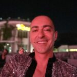 Thanasis Alevras Instagram - Γιατί κι η Επιθεώρηση τί θέλει; Κέφι, χορό, τραγούδι, λοξή ματιά στη ζωή και παγιέτα.Κυρίως παγιέτα. . . . #tizoumere#epitheorisi #theatroalsos#summer2022 #10june #premiera
