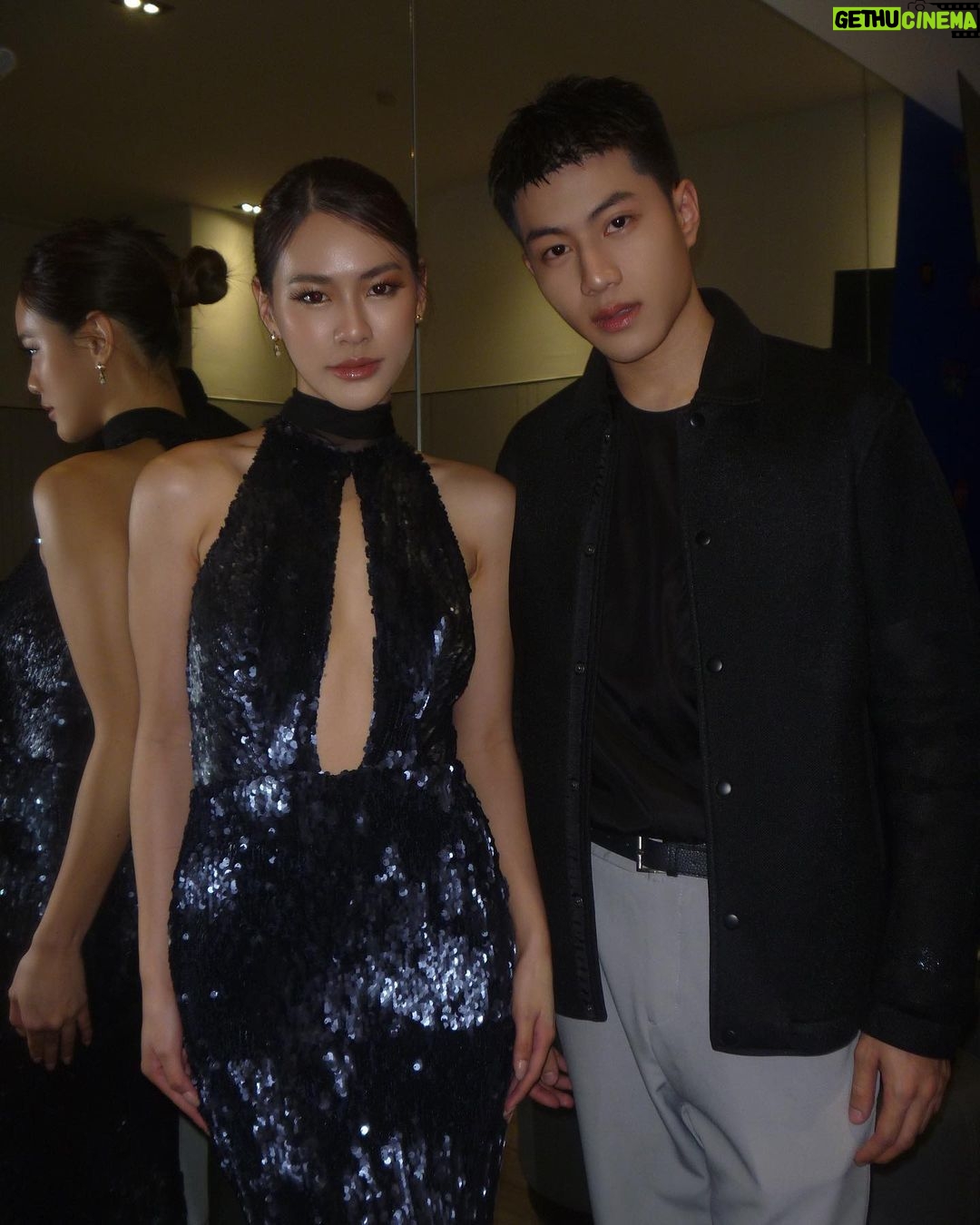 Thasorn Klinnium Instagram - งานนี้ แต่งหน้า ทำผม หาชุด เอวี่ติง ทำเองหมดค่าา🙏🏻 ภูมิใจนิดนึง ซ้อมติดขนตาปลอมก่อนวันงานตั้ง2วัน😂 #galapremiereหุ่นพยนต์ #หุ่นพยนต์ Major Cineplex Ratchayothin | เมเจอร์ ซีนีเพล็กซ์ รัชโยธิน