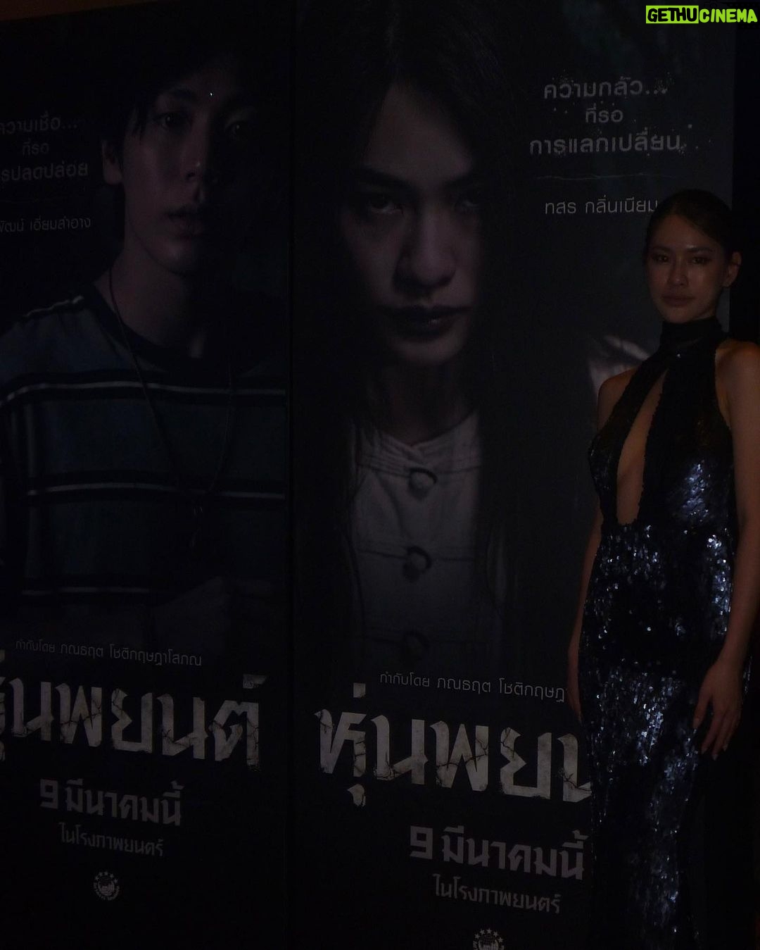Thasorn Klinnium Instagram - งานนี้ แต่งหน้า ทำผม หาชุด เอวี่ติง ทำเองหมดค่าา🙏🏻 ภูมิใจนิดนึง ซ้อมติดขนตาปลอมก่อนวันงานตั้ง2วัน😂 #galapremiereหุ่นพยนต์ #หุ่นพยนต์ Major Cineplex Ratchayothin | เมเจอร์ ซีนีเพล็กซ์ รัชโยธิน