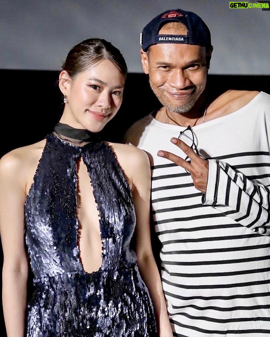 Thasorn Klinnium Instagram - เอมี่ ทสร รับบท "มีนา" #หุ่นพยนต์ 🎬 ขอบคุณไฟว์สตาร์ @fivestarmovies คุณโจ๊ก พี่ไมค์ @mikephon_ และทีมงานทุกคนที่ให้โอกาสมี่ได้มารับบทเป็น "มีนา" สาวคลั่งโดนของใน "หุ่นพยนต์" ขอบคุณที่ไว้ใจให้มี่เล่นบทที่มันส์และบ้าพลังสุดๆขนาดนี้ สนุกมากค่ะ!! สะใจมาก😂 ขอบคุณสำหรับโอกาสทั้งหมดที่ไฟว์สตาร์มอบให้เลยค่ะ ดีใจมากๆที่ได้กลับมาร่วมงานอีกครั้งหลังจาก School Tales The Series ขอบคุณทีมงานเบื้องหลังและนักแสดงทุกคนที่ทำงานหนักเพื่อเรื่องนี้ นับถือใจมากๆๆๆ ทุกคนเก่งมาก👏🏽 และขาดไม่ได้เลย ขอบคุณคุณมัม @blackswan.hm ที่ไปออกกองด้วยกันทุกคิว ใจสู้สุดๆ เข้าป่า ขึ้นเขา ลงเรือ ไปด้วยหมด you're my everything🫶🏻 🖤 ยังไงก็ฝากทุกคนติดตามด้วยนะคะ #หุ่นพยนต์ จะต้องได้กลับมาฉายในเร็วๆนี้ค่า🦾 Major Cineplex Ratchayothin | เมเจอร์ ซีนีเพล็กซ์ รัชโยธิน