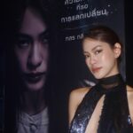 Thasorn Klinnium Instagram - เอมี่ ทสร รับบท "มีนา" #หุ่นพยนต์ 🎬 ขอบคุณไฟว์สตาร์ @fivestarmovies คุณโจ๊ก พี่ไมค์ @mikephon_ และทีมงานทุกคนที่ให้โอกาสมี่ได้มารับบทเป็น "มีนา" สาวคลั่งโดนของใน "หุ่นพยนต์" ขอบคุณที่ไว้ใจให้มี่เล่นบทที่มันส์และบ้าพลังสุดๆขนาดนี้ สนุกมากค่ะ!! สะใจมาก😂 ขอบคุณสำหรับโอกาสทั้งหมดที่ไฟว์สตาร์มอบให้เลยค่ะ ดีใจมากๆที่ได้กลับมาร่วมงานอีกครั้งหลังจาก School Tales The Series ขอบคุณทีมงานเบื้องหลังและนักแสดงทุกคนที่ทำงานหนักเพื่อเรื่องนี้ นับถือใจมากๆๆๆ ทุกคนเก่งมาก👏🏽 และขาดไม่ได้เลย ขอบคุณคุณมัม @blackswan.hm ที่ไปออกกองด้วยกันทุกคิว ใจสู้สุดๆ เข้าป่า ขึ้นเขา ลงเรือ ไปด้วยหมด you're my everything🫶🏻 🖤 ยังไงก็ฝากทุกคนติดตามด้วยนะคะ #หุ่นพยนต์ จะต้องได้กลับมาฉายในเร็วๆนี้ค่า🦾 Major Cineplex Ratchayothin | เมเจอร์ ซีนีเพล็กซ์ รัชโยธิน