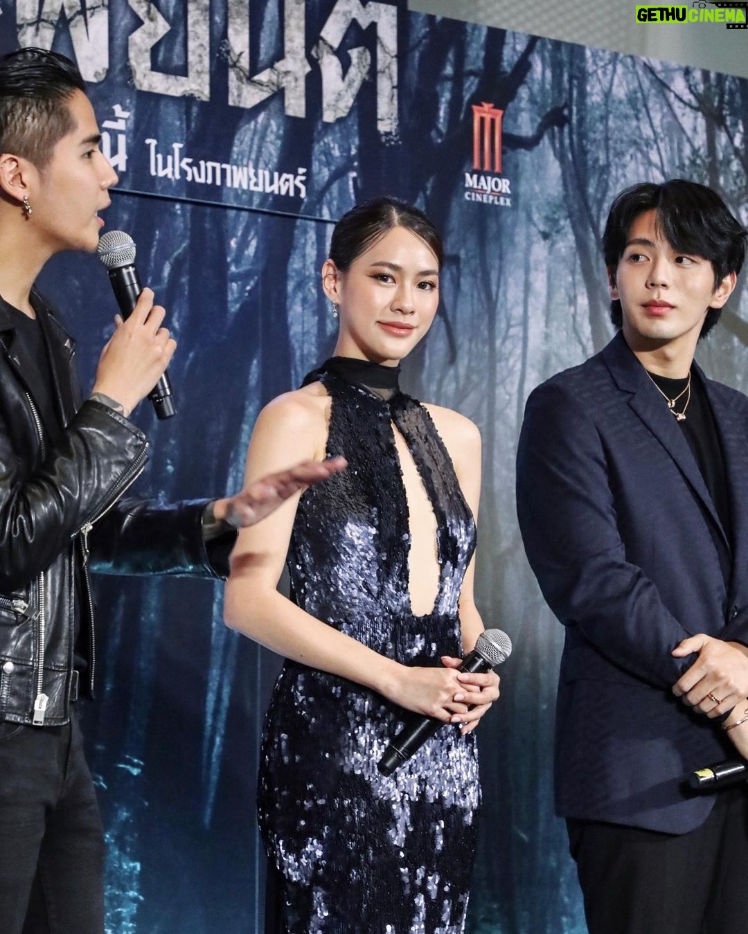 Thasorn Klinnium Instagram - เอมี่ ทสร รับบท "มีนา" #หุ่นพยนต์ 🎬 ขอบคุณไฟว์สตาร์ @fivestarmovies คุณโจ๊ก พี่ไมค์ @mikephon_ และทีมงานทุกคนที่ให้โอกาสมี่ได้มารับบทเป็น "มีนา" สาวคลั่งโดนของใน "หุ่นพยนต์" ขอบคุณที่ไว้ใจให้มี่เล่นบทที่มันส์และบ้าพลังสุดๆขนาดนี้ สนุกมากค่ะ!! สะใจมาก😂 ขอบคุณสำหรับโอกาสทั้งหมดที่ไฟว์สตาร์มอบให้เลยค่ะ ดีใจมากๆที่ได้กลับมาร่วมงานอีกครั้งหลังจาก School Tales The Series ขอบคุณทีมงานเบื้องหลังและนักแสดงทุกคนที่ทำงานหนักเพื่อเรื่องนี้ นับถือใจมากๆๆๆ ทุกคนเก่งมาก👏🏽 และขาดไม่ได้เลย ขอบคุณคุณมัม @blackswan.hm ที่ไปออกกองด้วยกันทุกคิว ใจสู้สุดๆ เข้าป่า ขึ้นเขา ลงเรือ ไปด้วยหมด you're my everything🫶🏻 🖤 ยังไงก็ฝากทุกคนติดตามด้วยนะคะ #หุ่นพยนต์ จะต้องได้กลับมาฉายในเร็วๆนี้ค่า🦾 Major Cineplex Ratchayothin | เมเจอร์ ซีนีเพล็กซ์ รัชโยธิน