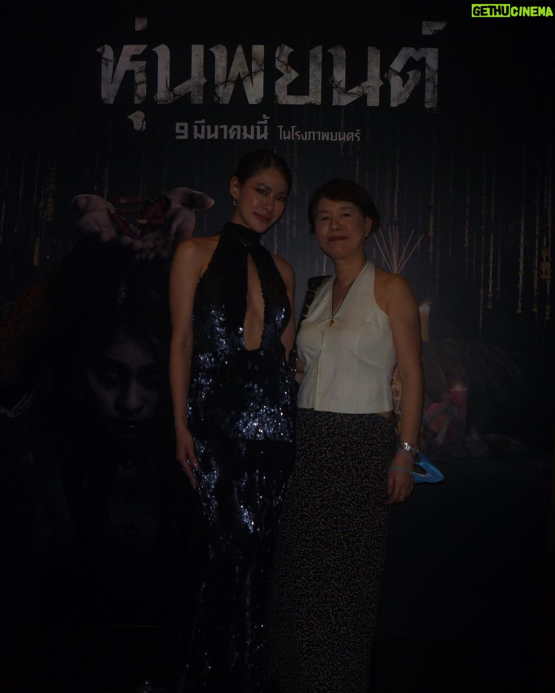 Thasorn Klinnium Instagram - เอมี่ ทสร รับบท "มีนา" #หุ่นพยนต์ 🎬 ขอบคุณไฟว์สตาร์ @fivestarmovies คุณโจ๊ก พี่ไมค์ @mikephon_ และทีมงานทุกคนที่ให้โอกาสมี่ได้มารับบทเป็น "มีนา" สาวคลั่งโดนของใน "หุ่นพยนต์" ขอบคุณที่ไว้ใจให้มี่เล่นบทที่มันส์และบ้าพลังสุดๆขนาดนี้ สนุกมากค่ะ!! สะใจมาก😂 ขอบคุณสำหรับโอกาสทั้งหมดที่ไฟว์สตาร์มอบให้เลยค่ะ ดีใจมากๆที่ได้กลับมาร่วมงานอีกครั้งหลังจาก School Tales The Series ขอบคุณทีมงานเบื้องหลังและนักแสดงทุกคนที่ทำงานหนักเพื่อเรื่องนี้ นับถือใจมากๆๆๆ ทุกคนเก่งมาก👏🏽 และขาดไม่ได้เลย ขอบคุณคุณมัม @blackswan.hm ที่ไปออกกองด้วยกันทุกคิว ใจสู้สุดๆ เข้าป่า ขึ้นเขา ลงเรือ ไปด้วยหมด you're my everything🫶🏻 🖤 ยังไงก็ฝากทุกคนติดตามด้วยนะคะ #หุ่นพยนต์ จะต้องได้กลับมาฉายในเร็วๆนี้ค่า🦾 Major Cineplex Ratchayothin | เมเจอร์ ซีนีเพล็กซ์ รัชโยธิน