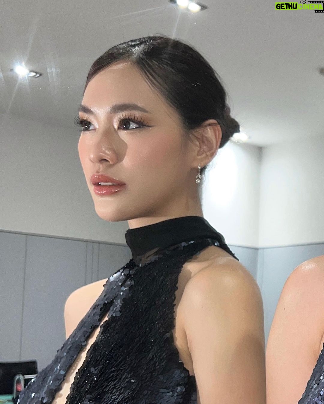 Thasorn Klinnium Instagram - งานนี้ แต่งหน้า ทำผม หาชุด เอวี่ติง ทำเองหมดค่าา🙏🏻 ภูมิใจนิดนึง ซ้อมติดขนตาปลอมก่อนวันงานตั้ง2วัน😂 #galapremiereหุ่นพยนต์ #หุ่นพยนต์ Major Cineplex Ratchayothin | เมเจอร์ ซีนีเพล็กซ์ รัชโยธิน