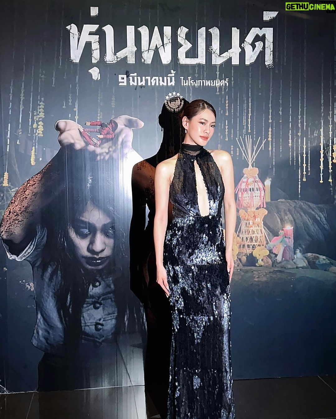 Thasorn Klinnium Instagram - เอมี่ ทสร รับบท "มีนา" #หุ่นพยนต์ 🎬 ขอบคุณไฟว์สตาร์ @fivestarmovies คุณโจ๊ก พี่ไมค์ @mikephon_ และทีมงานทุกคนที่ให้โอกาสมี่ได้มารับบทเป็น "มีนา" สาวคลั่งโดนของใน "หุ่นพยนต์" ขอบคุณที่ไว้ใจให้มี่เล่นบทที่มันส์และบ้าพลังสุดๆขนาดนี้ สนุกมากค่ะ!! สะใจมาก😂 ขอบคุณสำหรับโอกาสทั้งหมดที่ไฟว์สตาร์มอบให้เลยค่ะ ดีใจมากๆที่ได้กลับมาร่วมงานอีกครั้งหลังจาก School Tales The Series ขอบคุณทีมงานเบื้องหลังและนักแสดงทุกคนที่ทำงานหนักเพื่อเรื่องนี้ นับถือใจมากๆๆๆ ทุกคนเก่งมาก👏🏽 และขาดไม่ได้เลย ขอบคุณคุณมัม @blackswan.hm ที่ไปออกกองด้วยกันทุกคิว ใจสู้สุดๆ เข้าป่า ขึ้นเขา ลงเรือ ไปด้วยหมด you're my everything🫶🏻 🖤 ยังไงก็ฝากทุกคนติดตามด้วยนะคะ #หุ่นพยนต์ จะต้องได้กลับมาฉายในเร็วๆนี้ค่า🦾 Major Cineplex Ratchayothin | เมเจอร์ ซีนีเพล็กซ์ รัชโยธิน