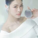 Thasorn Klinnium Instagram – Sulwhasoo ออกคุชชั่นใหม่ล่าสุด New Perfecting Cushion Airy SPF 50+/PA+++✨

ปรับสูตรใหม่! มอบการปกปิดแนบสนิทไปกับผิว ใช้แล้วผิวดู Glow เปล่งประกาย กระจ่างใสอย่างเป็นธรรมชาติ 
เนื้อบางเบาสบายผิว เกลี่ยง่าย ชุ่มชื้น ไม่ตกร่อง ไม่เป็นขุย

มาพร้อมดีไซน์ใหม่ ที่ได้รับแรงบันดาลใจมาจากเปลือกหอยมุก Mother-of-pearl

สั่งซื้อได้แล้ววันนี้ที่เคาน์เตอร์โซลวาซูทุกสาขา หรือช่องทางออนไลน์

#PerfectingCushion
#SulwhasooThailand 
#설화수 #Sulwhasoo