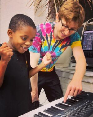 The Gregory Brothers Instagram - 🌽🎹♥️Tariq aka Corn Kid meeting Michael for the 1st time & learning how to play ‘It’s Corn’ ♥️🎹🌽

Right now the ONLY place to follow Tariq is on TikTok at /kornboyofficial