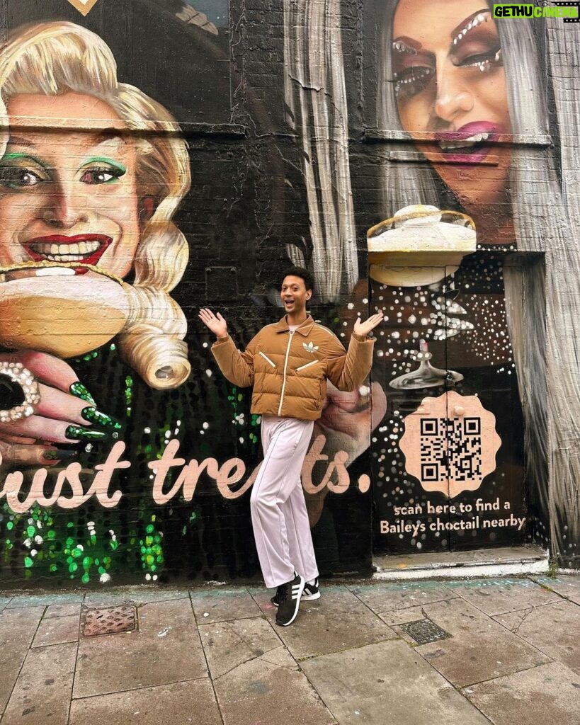 Tia Kofi Instagram - The @baileysofficial Witches are back for Halloween 🧙‍♀️🍸 Go check out the mural in East London #dontmindifibaileys #baileys #halloween