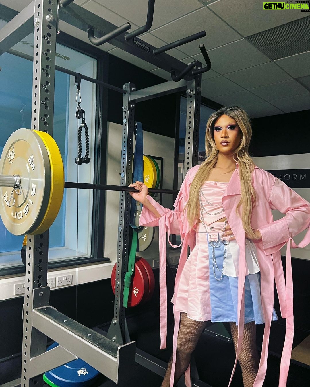 Tia Kofi Instagram - Gym bro 💪 . . . Wearing @callmesophia_ Hair @styledbyvodka Photo @shepsthescoundrel