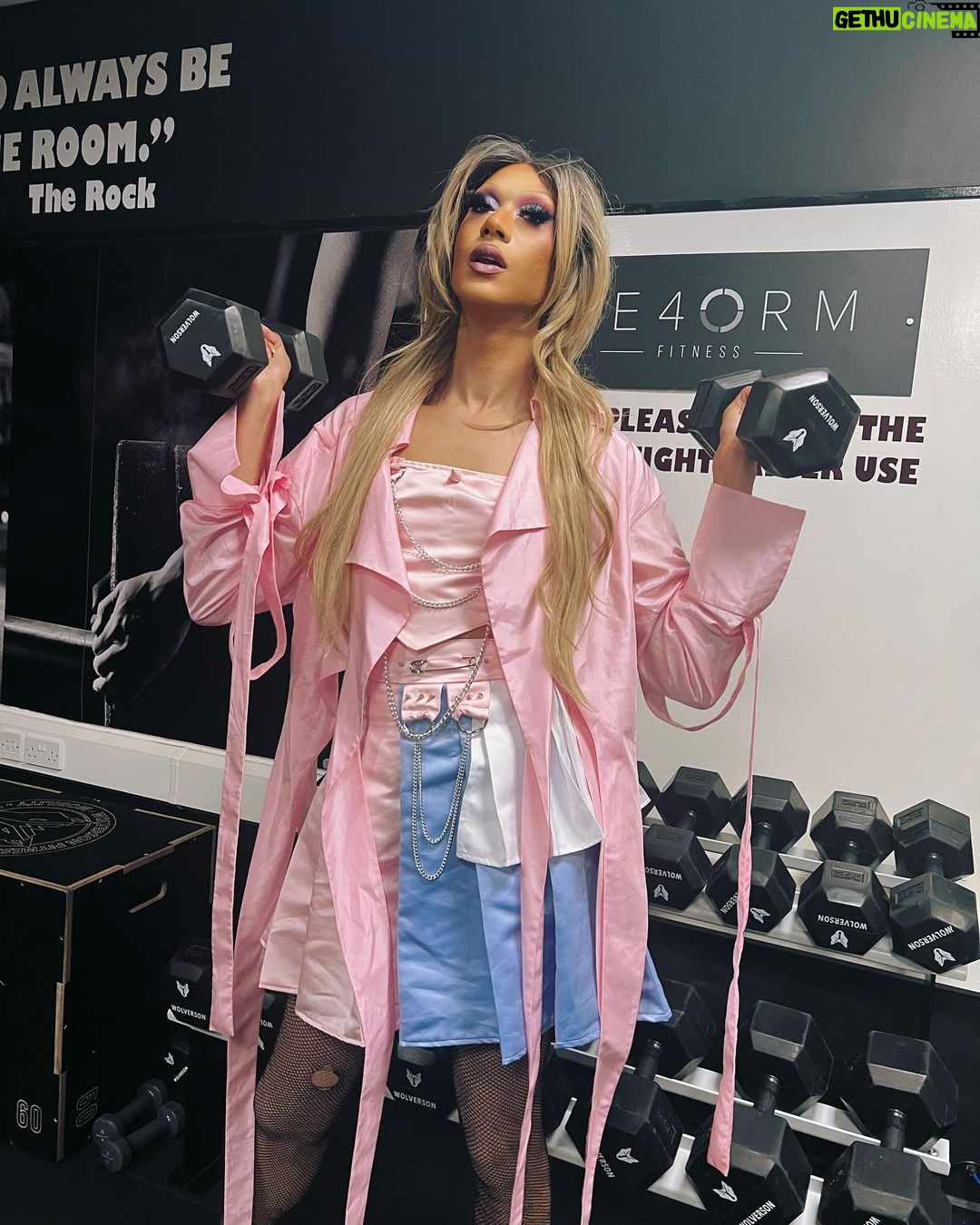 Tia Kofi Instagram - Gym bro 💪 . . . Wearing @callmesophia_ Hair @styledbyvodka Photo @shepsthescoundrel