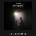 Tiago Bettencourt Instagram - Não é por ser feio ou bonito, é pela música. Não é por ser homem ou mulher, é pela música. Não é por a minha pele ser de uma qualquer cor do arco iris, é pela música. Não é por andar mais à esquerda, ou à direita ou em frente, é pela música. Não é por ser fraco ou forte, por ser esperto ou inocente, por ser muito simpático ou parecer arrogante. Não é pela estratégia, não é pela produção, não é pelas colaborações, não é pelos amigos famosos ou hiper-actividade e exposição nas redes sociais mais toda a família... ou por não ter redes sequer e nem assistir ao carnaval, é pela música. Não é pelo concurso, não é pelo enredo, não é porque “ele merece”, é pela música, não é pela votação. Não é por ter uma só bandeira ou infinitas causas, não é por lutar ou resistir, não é por me sentir vítima ou defensor, é só pela música. Não é pelos prémios ou falta deles, não é por ser pop ou alternativo, pela minha roupa ou nudez, não é por a indústria me ter escolhido como símbolo ou inimigo, não é por ser geek ou beto ou cool ou wannabe, não é por ser do Entroncamento ou de Loulé, ou do Porto ou de Lisboa, ou de Portugal ou do estrangeiro, é pela música. Pelo que a música diz, pelo que a música transmite. Pela ideia utópica da música ser suficiente e não precisar de nenhuma acrobacia para a suportar. Numa era onde cada vez mais a fórmula e seus consequentes números se sobrepõem ferozmente ao conteúdo, este disco é principalmente para aqueles que, relativamente a mim, nunca lhes interessou mais nada a não ser a música, e que só através dela me aceitaram nas suas vidas, desarmadas, sem preconceitos, livres. É um luxo deixarem-me existir assim, quase invisível. Este disco é o registo, dividido em dois volumes, de uma só noite de música e celebração de 20 anos de carreira no Coliseu dos Recreios em Lisboa, acompanhado pela Orquestra Clássica do Centro de Coimbra, e pela minha banda. Hoje sai o primeiro volume⚡️ Este é um álbum ao vivo, imperfeito, orgânico, tosco por vezes, mas real e com infinita emoção 🤍