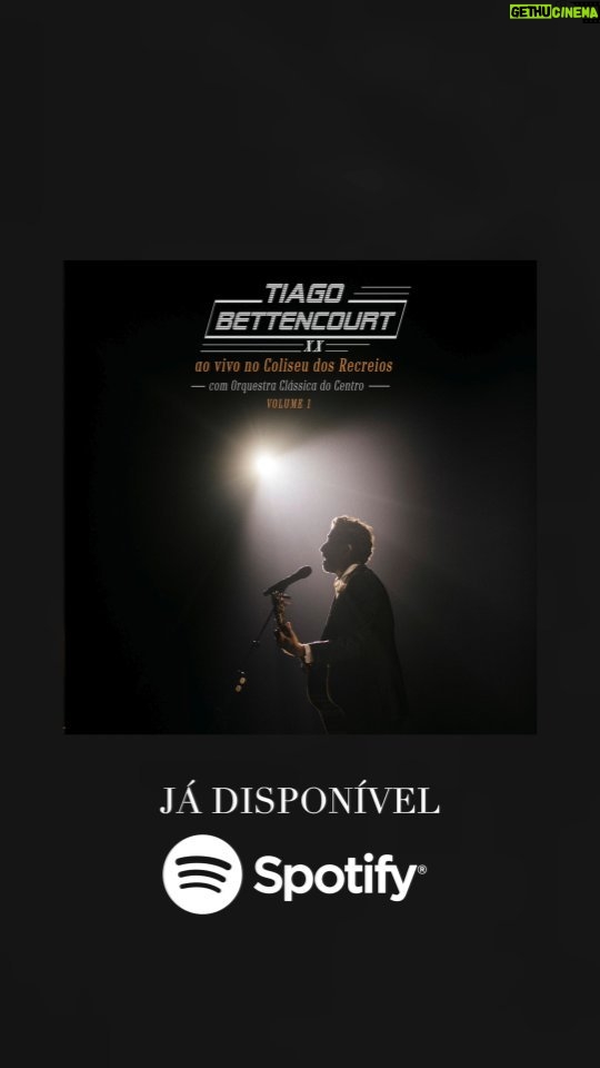 Tiago Bettencourt - 1.3K Likes - Não é por ser feio ou bonito, é pela música. Não é por ser homem ou mulher, é pela música.
Não é por a minha pele ser de uma qualquer cor do arco iris, é pela música. Não é por andar mais à esquerda, ou à direita ou em frente, é pela música. Não é por ser fraco ou forte, por ser esperto ou inocente, por ser muito simpático ou parecer arrogante. Não é pela estratégia, não é pela produção, não é pelas colaborações, não é pelos amigos famosos ou hiper-actividade e exposição nas redes sociais mais toda a família... ou por não ter redes sequer e nem assistir ao carnaval, é pela música. Não é pelo concurso, não é pelo enredo, não é porque “ele merece”, é pela música, não é pela votação. Não é por ter uma só bandeira ou infinitas causas, não é por lutar ou resistir, não é por me sentir vítima ou defensor, é só pela música.
Não é pelos prémios ou falta deles, não é por ser pop ou alternativo, pela minha roupa ou nudez, não é por a indústria me ter escolhido como símbolo ou inimigo, não é por ser geek ou beto ou cool ou wannabe, não é por ser do Entroncamento ou de Loulé, ou do Porto ou de Lisboa, ou de Portugal ou do estrangeiro, é pela música. Pelo que a música diz, pelo que a música transmite. Pela ideia utópica da música ser suficiente e não precisar de nenhuma acrobacia para a suportar.
Numa era onde cada vez mais a fórmula e seus consequentes números se sobrepõem ferozmente ao conteúdo, este disco é principalmente para aqueles que, relativamente a mim, nunca lhes interessou mais nada a não ser a música, e que só através dela me aceitaram nas suas vidas, desarmadas, sem preconceitos, livres.
É um luxo deixarem-me existir assim, quase invisível.
Este disco é o registo, dividido em dois volumes, de uma só noite de música e celebração de 20 anos de carreira no Coliseu dos Recreios em Lisboa, acompanhado pela Orquestra Clássica do Centro de Coimbra, e pela minha banda. Hoje sai o primeiro volume⚡️
Este é um álbum ao vivo, imperfeito, orgânico, tosco por vezes, mas real e com infinita emoção 🤍