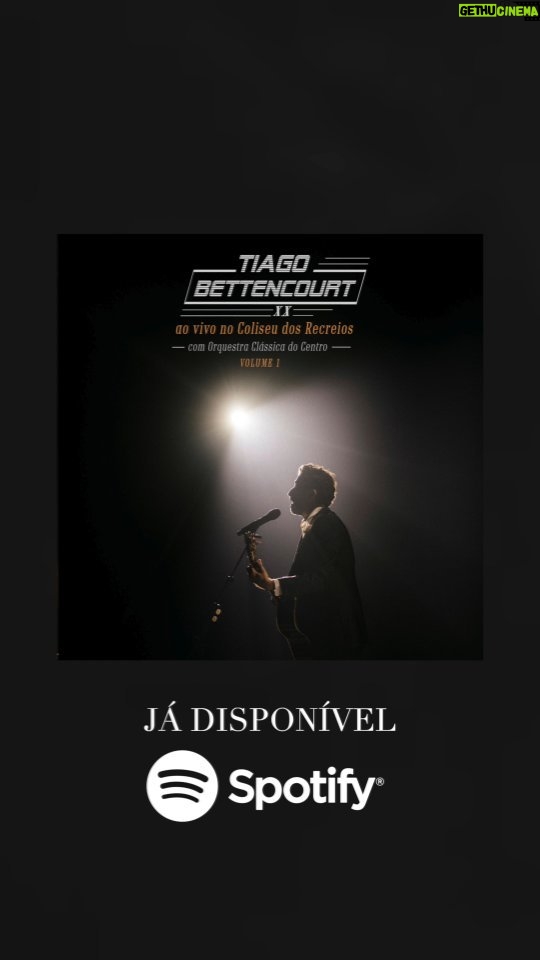 Tiago Bettencourt Instagram - Não é por ser feio ou bonito, é pela música. Não é por ser homem ou mulher, é pela música. Não é por a minha pele ser de uma qualquer cor do arco iris, é pela música. Não é por andar mais à esquerda, ou à direita ou em frente, é pela música. Não é por ser fraco ou forte, por ser esperto ou inocente, por ser muito simpático ou parecer arrogante. Não é pela estratégia, não é pela produção, não é pelas colaborações, não é pelos amigos famosos ou hiper-actividade e exposição nas redes sociais mais toda a família... ou por não ter redes sequer e nem assistir ao carnaval, é pela música. Não é pelo concurso, não é pelo enredo, não é porque “ele merece”, é pela música, não é pela votação. Não é por ter uma só bandeira ou infinitas causas, não é por lutar ou resistir, não é por me sentir vítima ou defensor, é só pela música. Não é pelos prémios ou falta deles, não é por ser pop ou alternativo, pela minha roupa ou nudez, não é por a indústria me ter escolhido como símbolo ou inimigo, não é por ser geek ou beto ou cool ou wannabe, não é por ser do Entroncamento ou de Loulé, ou do Porto ou de Lisboa, ou de Portugal ou do estrangeiro, é pela música. Pelo que a música diz, pelo que a música transmite. Pela ideia utópica da música ser suficiente e não precisar de nenhuma acrobacia para a suportar. Numa era onde cada vez mais a fórmula e seus consequentes números se sobrepõem ferozmente ao conteúdo, este disco é principalmente para aqueles que, relativamente a mim, nunca lhes interessou mais nada a não ser a música, e que só através dela me aceitaram nas suas vidas, desarmadas, sem preconceitos, livres. É um luxo deixarem-me existir assim, quase invisível. Este disco é o registo, dividido em dois volumes, de uma só noite de música e celebração de 20 anos de carreira no Coliseu dos Recreios em Lisboa, acompanhado pela Orquestra Clássica do Centro de Coimbra, e pela minha banda. Hoje sai o primeiro volume⚡️ Este é um álbum ao vivo, imperfeito, orgânico, tosco por vezes, mas real e com infinita emoção 🤍