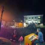 Tiago Bettencourt Instagram - Obrigado Marinha Grande por me terem acolhido neste dia tão especial, acompanhado pela vossa Orquestra Juvenil. Obrigado ao @pedro.carvalho.violino pelos arranjos, ao maestro Ricardo Santos e a toda a orquestra pela dedicação. Foi uma bonita noite e o melhor principio para esta tour tão portuguesa. Um abraço! ⚘️ (não é um cravo mas vamos fingir que sim)