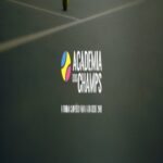 Tiago Bettencourt Instagram - Mais do que uma futura tenista profissional, a @academiadoschamps quer formar seres humanos com futuro. E esse é o trabalho diário que fazem com todas as Marias, Victórias, Serenas e Naomis que passam pelos seus courts. Ajudar a Academia dos Champs é fácil: consignando 0,5% do seu IRS, ajudará a dar um futuro melhor a várias crianças, que encontram na prática do ténis uma possibilidade de sonhar. #academiadoschamps #aprenderavencer #campeoesparaavida #orgulhodechamp #irs